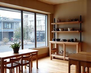 木の温もりを感じるカフェ内装